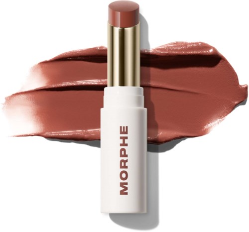 En läppstift med beige nyans och vit hållare märkt Morphe, på en smet av liknande läppstiftfärg.