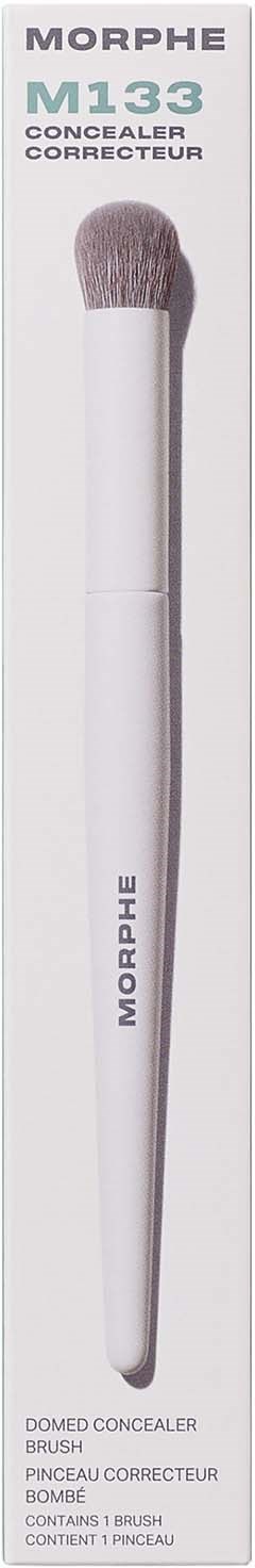En lång, vit makeupborste med ett mjukt, runt grått tips, märkt Morphe M133 Concealer Brush på förpackningen.