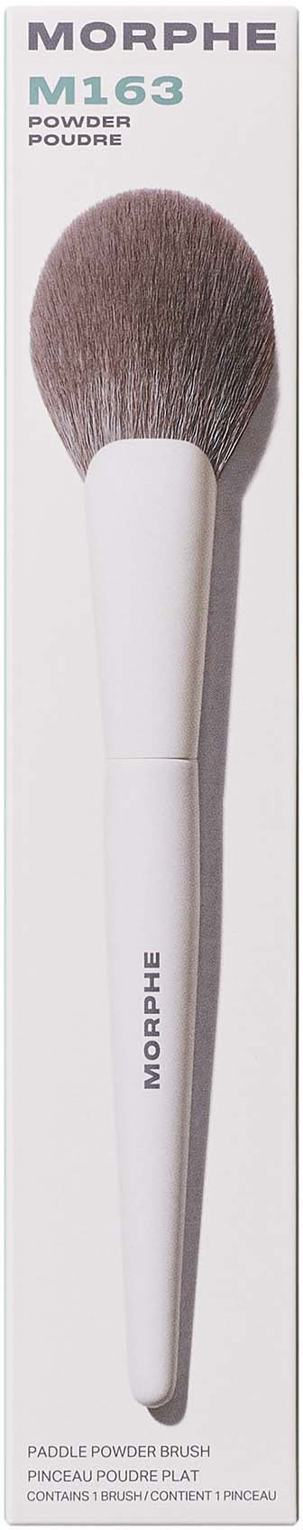 Ein weißer Pinsel mit weichen braunen Borsten, gekennzeichnet Morphe M163, für Make-up-Puder.