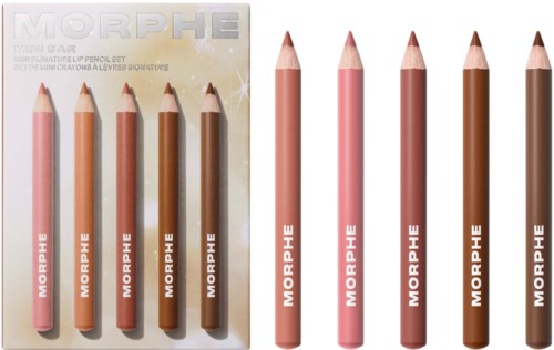 Fem leppeblyanter i nyanser av fersken, oransje, rosa, nude og brunt, med emballasje som viser Morphe-logoen.