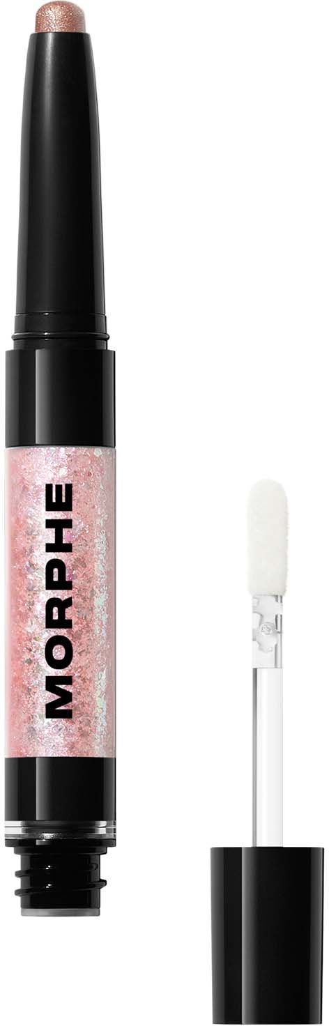 En rosa glitterpenna med svart lock och vit applikator kopplad till locket.