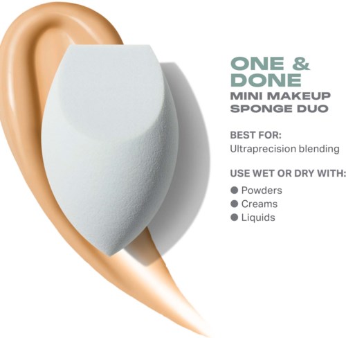 Tekst på en hvit og beige makeup-svamp med instruksjoner for bruk og formål. Den fremmer blanding av pulver, kremer og væsker.