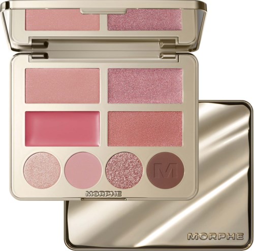 En sminkepalett med rosa, korall og shimmerende nyanser, inkludert blush, øyenskygge og highlighter.