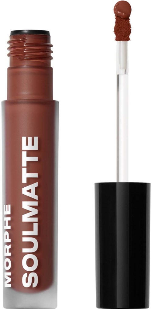 En läppglansrör märkt Morphe Soulique med mörkbrun gloss på applikatorn.