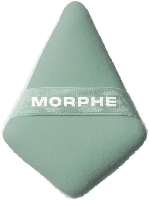 En grön makeup-svamp med MORPHE-logg i vitt. Den är triangelformad och ser mjuk ut.