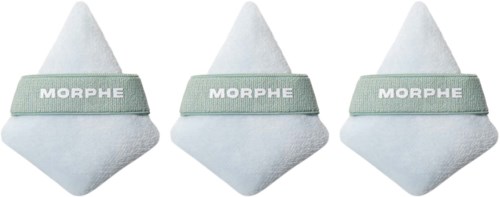 Kolme valkoista meikkisientä, joissa on vihreä nauha ja kirjaimet 'Morphe', ovat rivissä.