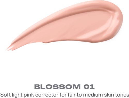 Ett ljusrosa smet av makeup visar på vit bakgrund. Text nämner att det är en hudtonkorrigerare som heter Blossom 01.