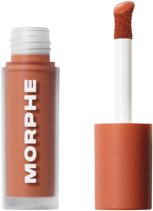 En flytande läppstiftstub med en borste visar en beige-brun nyans, märkt Morphe, med locket avlägsnat.