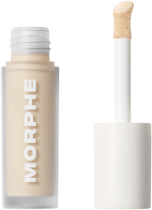 Ett beige läppglansbehållare med vit lock och applikatorborste. Behållaren har ordet MORPHE skrivet vertikalt.