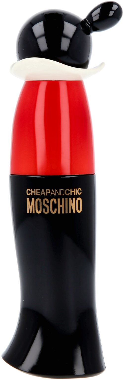 Ein Parfümflasche gestaltet als Cartoonfigur mit schwarzem Kopf und rotem Körper, beschriftet Cheap and Chic Moschino.