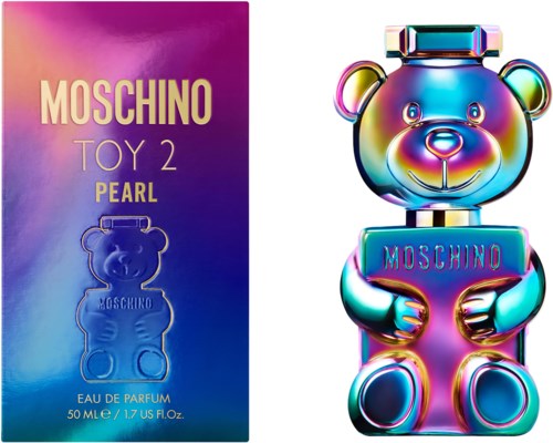 Eine bunte Folienbären-Parfüfflasche neben einer Box mit ähnlichem Bären-Design. Das Parfüm heißt Moschino Toy 2 Pearl.