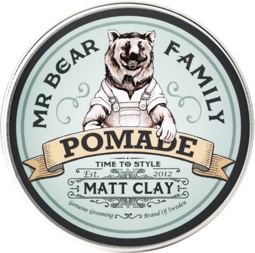 En björn i overall med texten 'Mr Bear Family' och 'Pomade'. Inkluderar frasen 'Time to Style' och 'Genuine Grooming.'