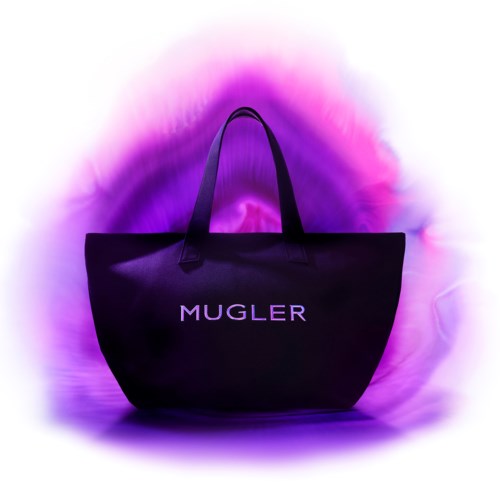 Een zwarte tas met 'MUGLER' in witte letters, op de achtergrond een paarse en roze gloed.