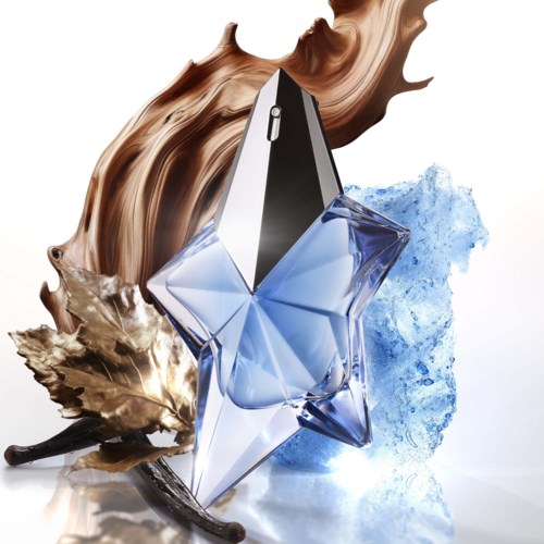 En parfymeflaske med stjernformet glassdesign, omgitt av vannsprut, tre og blader for et friskt utseende.