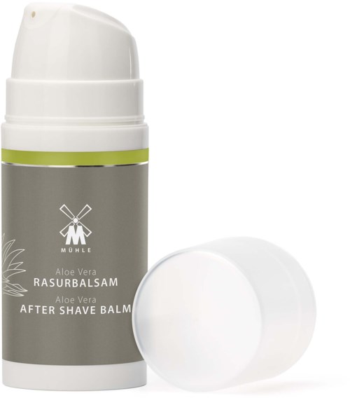 Valkoinen ja harmaa pullo aloe veran after shave balsamille, varmistamaan ihon rauhoittumisen.