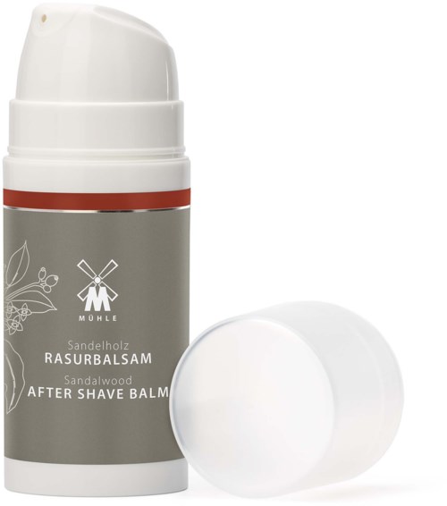 En vit flaska med after shave-balm och ett avlägsnat lock, visar produktetiketten och förpackningsdesign.