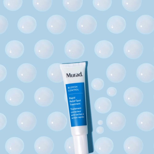 Een tube Murad Blemish Control op een blauwe achtergrond met stippen.