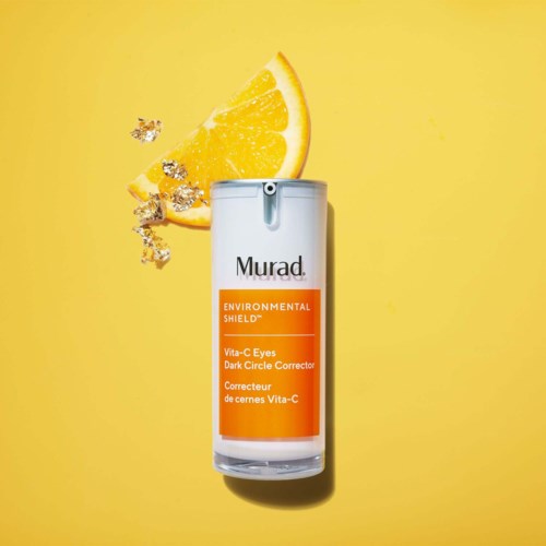 Eine weiße Flasche mit Murad-Logo, orange Label, Zitronenscheibe und kleine Kristalle auf gelbem Hintergrund.