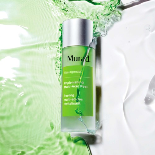 Vihreä ja hopea ihonhoitopullo, jossa lukee "Murad Resurgence Replenishing Multi-Acid Peel", veden ja roiskunnan ympäröimänä.