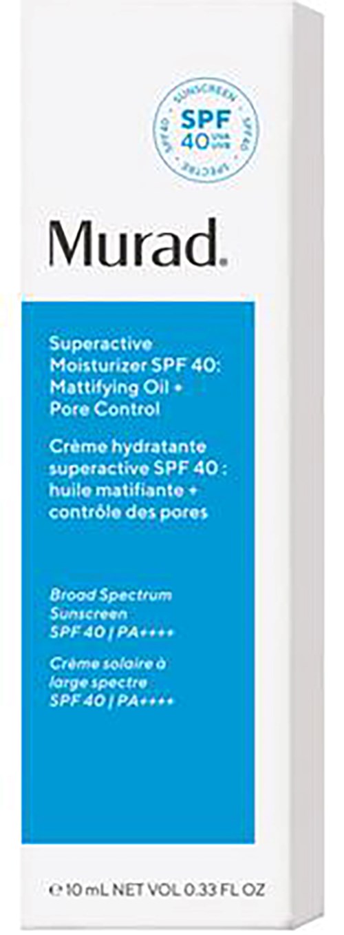 Een witte doos met een blauwe label. Het zegt Murad superactieve vochtinbrenger SPF 40 en poriecontrole. Het is voor huidverzorging.