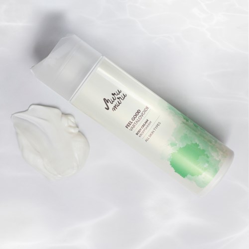Een witte fles met huidverzorgingsproduct met groen aquarel-ontwerp en de tekst 'Feel Good'.