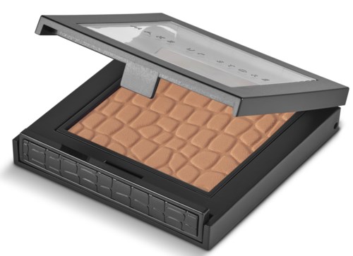 En makeup-palett med genomskinligt lock som visar olika nyanser av pressat puder.