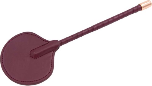 Ein roter Ledernager mit langem, dünnem Griff und runder, flacher Kopf.