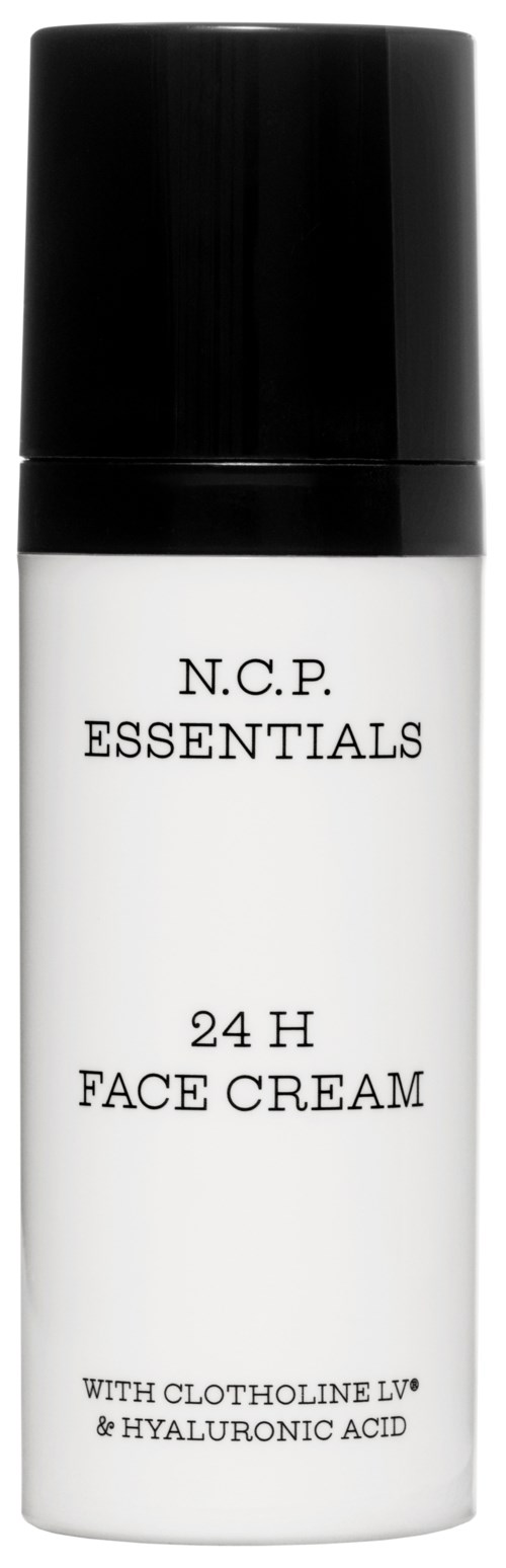 Een witte fles met zwarte dop, gelabeld N.C.P. Essentials 24H Face Cream, bevat clotholine en hyaluronzuur.