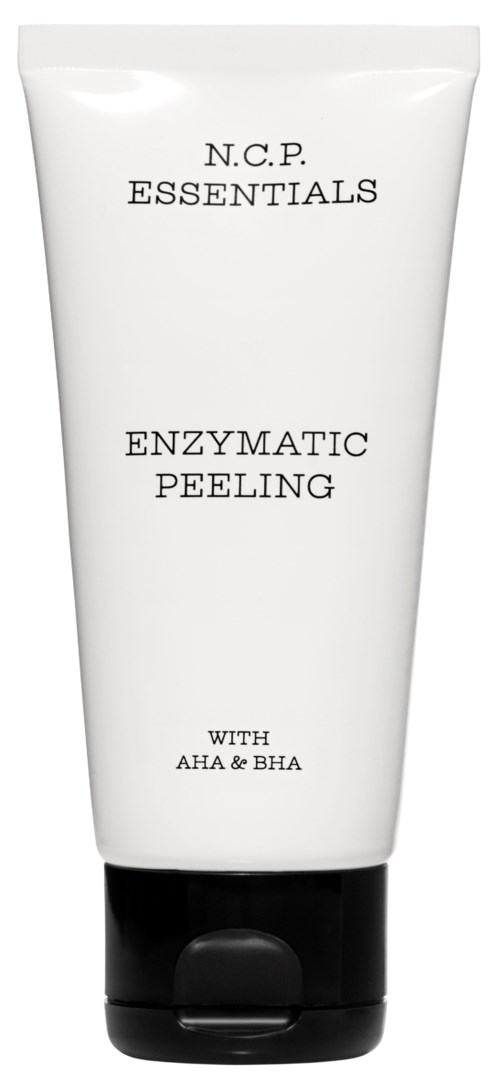 Een witte tube met huidverzorgingsproduct met de tekst "N.C.P. ESSENTIALS ENZYMATIC PEELING WITH AHA & BHA" en zwarte dop.