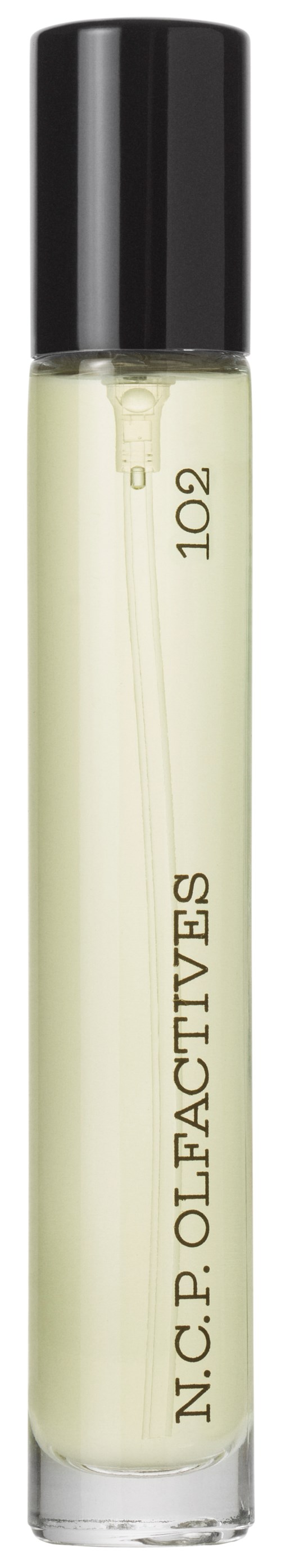 Een klein doorzichtige fles met een zwarte dop, gelabeld N.C.P. OLFACTIVES 102, waarschijnlijk een parfum of geur.
