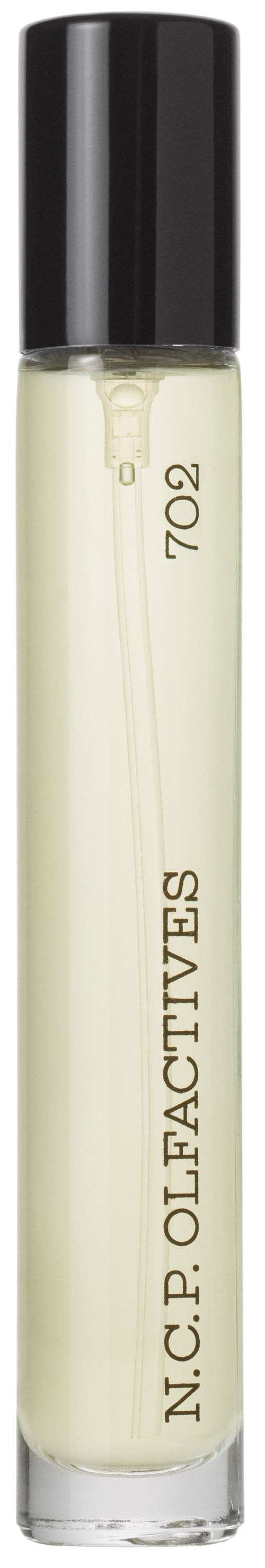 Een klein glazen flesje met een zwarte dop, gelabeld "N.C.P. OIL ACTIVIVES 702," waarschijnlijk een parfum of huidverzorgingsproduct.