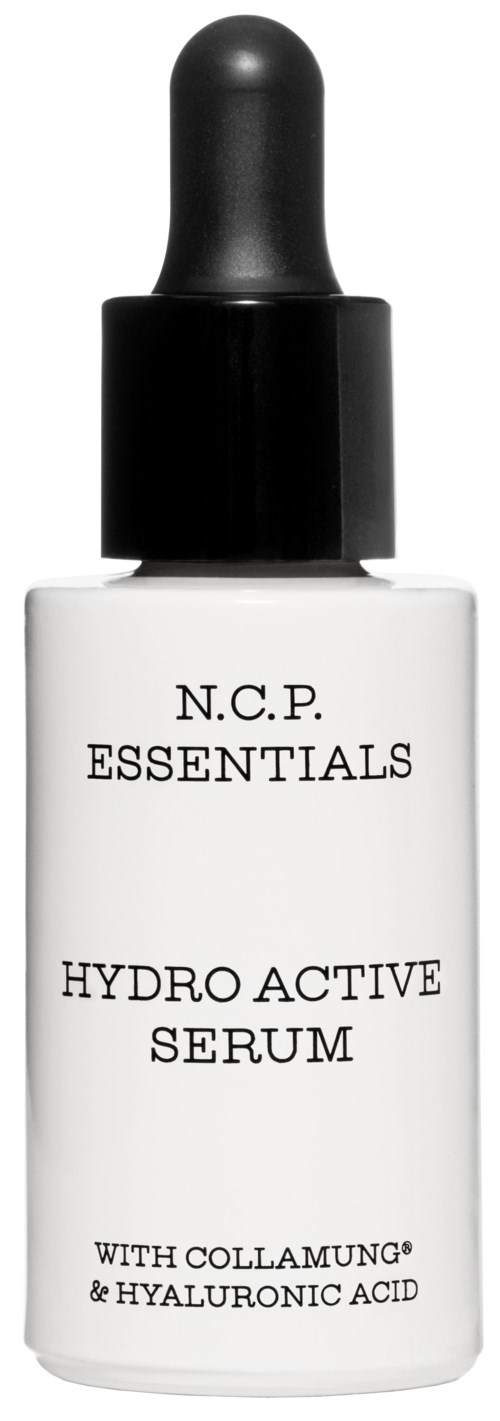 Een klein wit flesje met een zwarte druppelpipet. Het zegt N.C.P. Essentials Hydro Active Serum met collageen en hyaluronzuur.