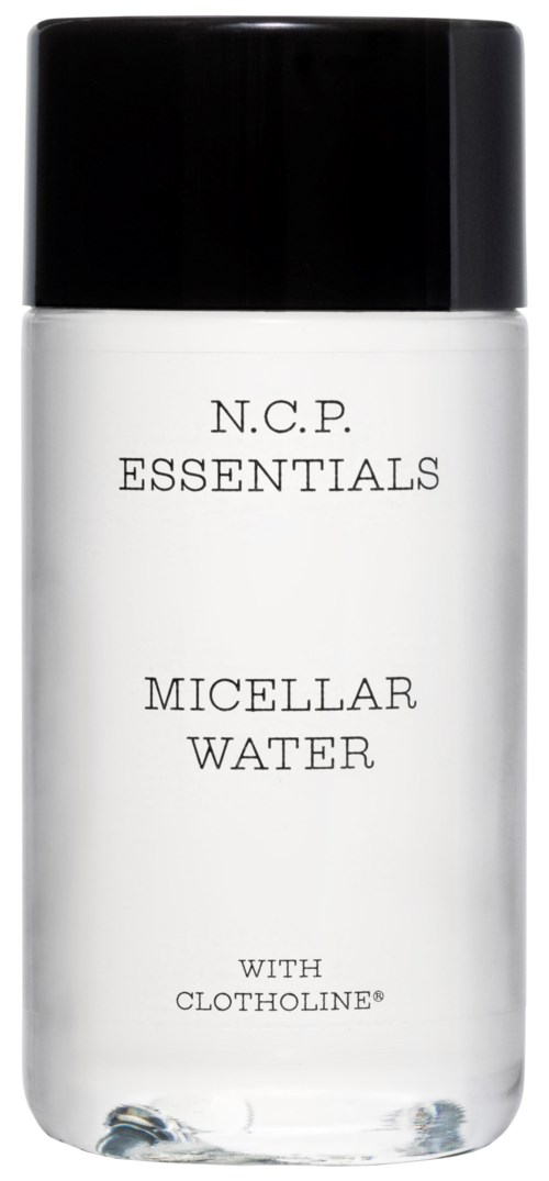 Een witte fles met een zwarte dop, gemerkt 'N.C.P. ESSENTIALS MICELLAR WATER met CLOTOLINE' voor huidverzorging.