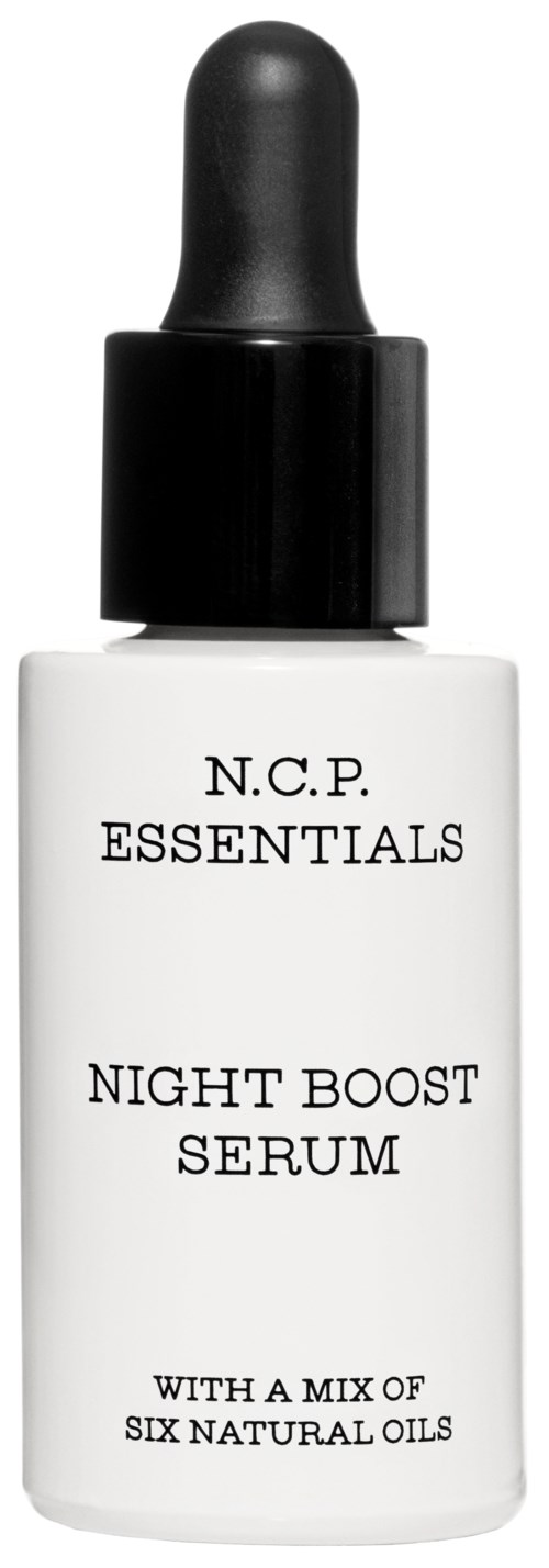 Een klein wit flesje met een zwarte pipettendop, label zegt N.C.P. Essentials Night Boost Serum, met natuurlijke oliën.