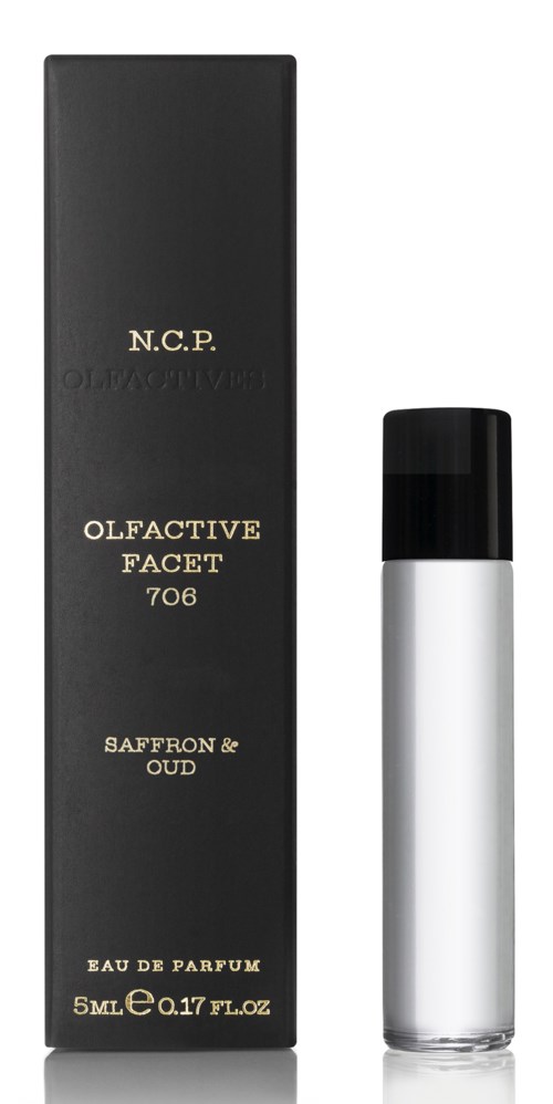 Een parfumfles en doos met label 'N.C.P. Olfactive Facet 706 Saffron & Oud' worden getoond.