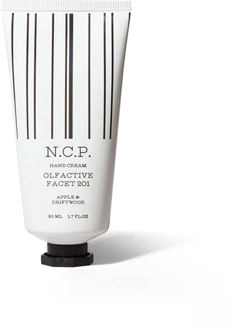 Eine weiße Tube mit schwarzen vertikalen Linien und Etikett, enthält Handcreme von N.C.P. mit Apfelduft.