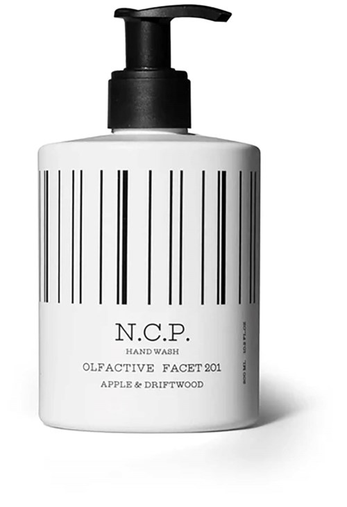 Eine weiße Flasche mit schwarzem Pumphahn, mit N.C.P. Hand Wash, Duft Apple & Driftwood, vertikale Linien.