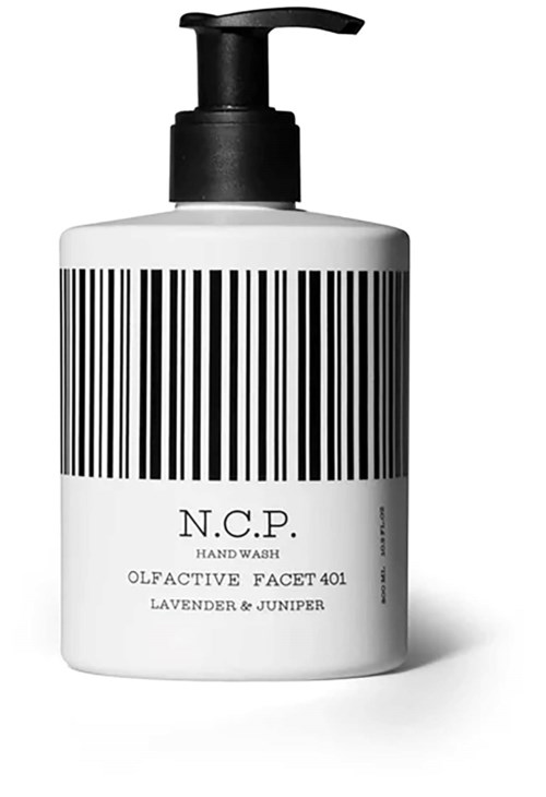 Eine weiße Flasche mit schwarzem Pumphals, Barcode-Design und Etikett für Handwaschmittel mit Lavendel und Wacholderduft.