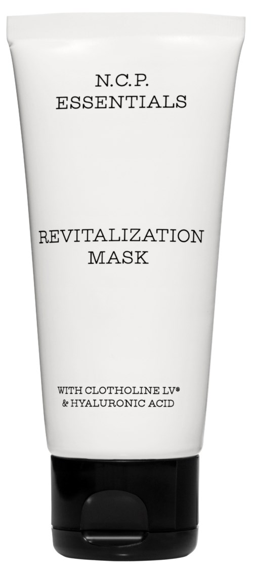 Een witte tube N.C.P. Essentials Revitalization Mask met zwarte dop. Noemt ingrediënten met clotholine en hyaluronzuur.