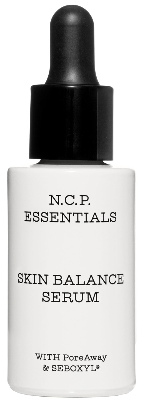 Een witte fles met een zwarte druppelaar, gelabeld N.C.P. Essentials Skin Balance Serum, belooft porievermindering.