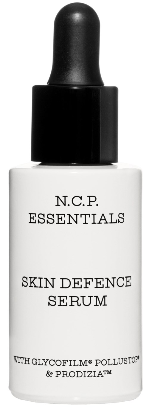 Een witte fles met een zwarte druppelpipet met label 'N.C.P. ESSENTIALS Skin Defence Serum'.