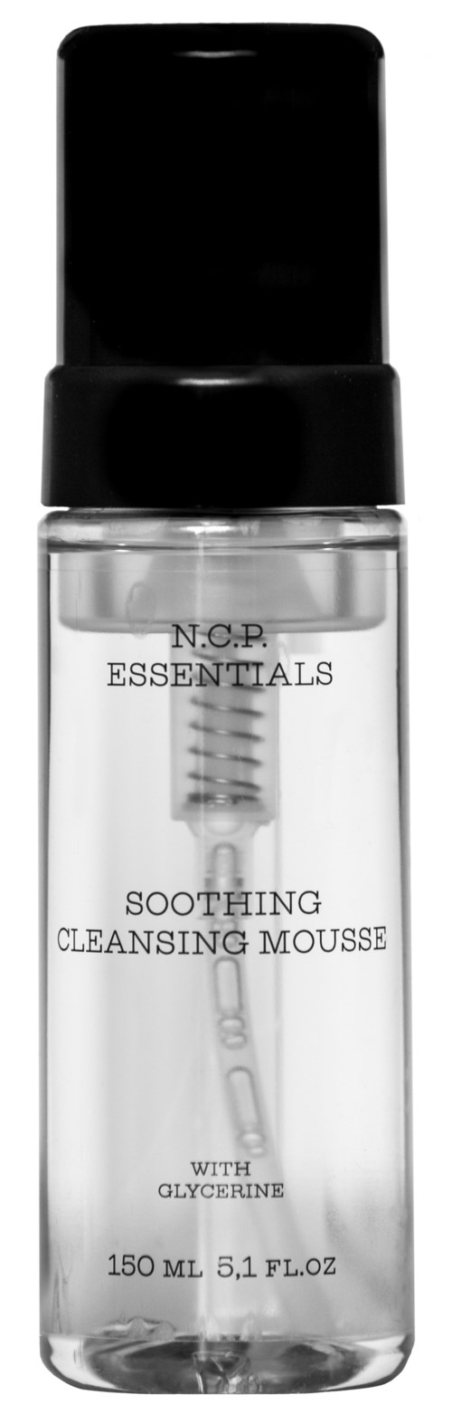 Duidelijke fles met zwarte dop, gelabeld 'N.O.P ESSENTIALS SOOTHING CLEANSING MOUSSE with Glycerine'.