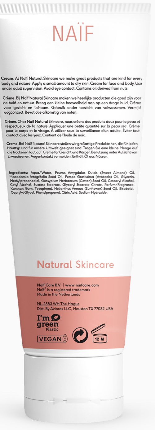 Eine Tube NAÏF Natural Skincare mit detaillierten Inhaltsstoffen und Markeninformationen auf weißem und rosa Hintergrund.