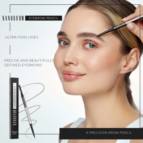 Een vrouw gebruikt een wenkbrauwpotlood om haar wenkbrauwen te vormen, promoot een product genaamd Nanobrow wenkbrauwpotlood met dunne lijnen.