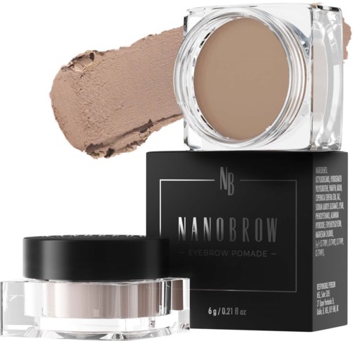 Een potje wenkbrauwpomade, een zwarte doos, een kleine doorzichtige pot en een swatch van lichtbruin.