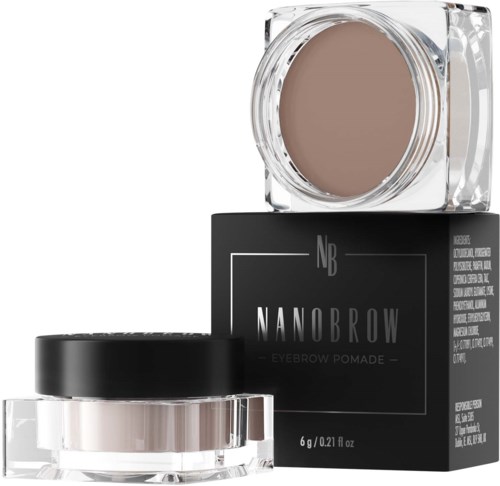 Een beige wenkbrauwpomade in een doorzichtige container op een zwarte doos met witte tekst.