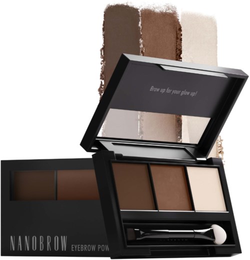 Een make-up palette met bruin, donkerbruin en licht crèmekleuren, en een kleine kwast, in een zwart doosje. Op de achtergrond kleurenstaaltjes.