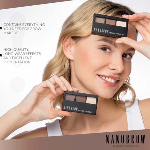 Een vrouw met blond haar toont twee wenkbrauwpoeder sets, glimlacht en promoot wenkbrauwmake-upproducten.