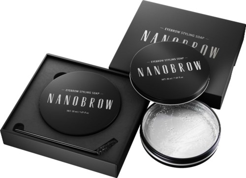 Een zwarte doos bevat drie ronde zeepcontainers met 'NANOBROW' erop. Een klein gereedschap is inbegrepen. De doos en containers zijn stijlvol en modern.