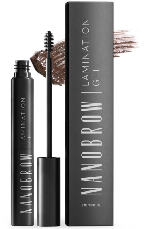 Een zwarte mascara, kwast en doos met 'NANOBROWLAMINATION GEL' en een bruine make-upvlek.